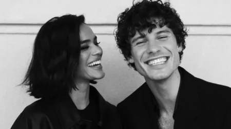 Bruna Marquezine e Shawn Mendes aparecem sorrindo juntos em foto em preto e branco.
