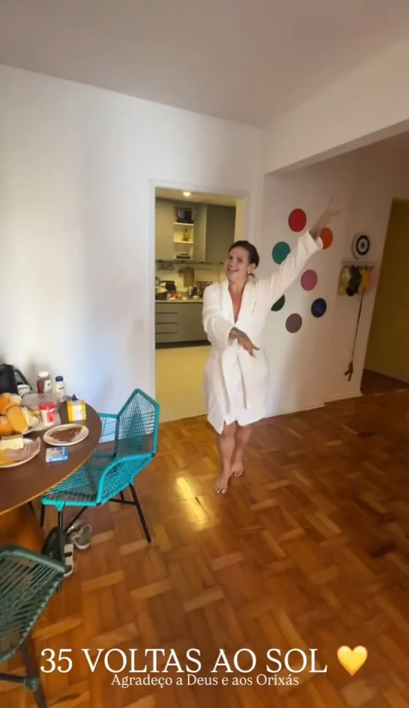 Solteira, Thais Carla dança de roupão ao ganhar surpresa no aniversário de 35 anos 2 Thais Carla de roupão branco dançando.