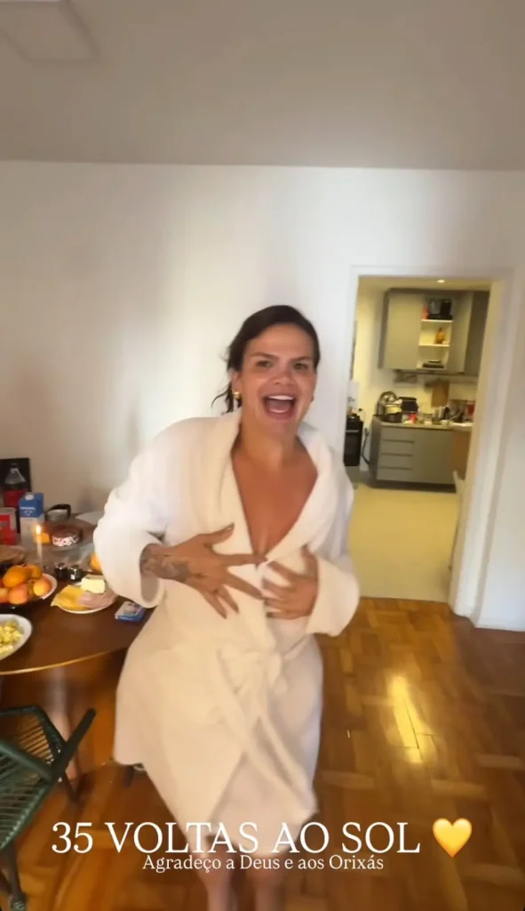 Solteira, Thais Carla dança de roupão ao ganhar surpresa no aniversário de 35 anos 5 Thais Carla de roupão branco dançando.