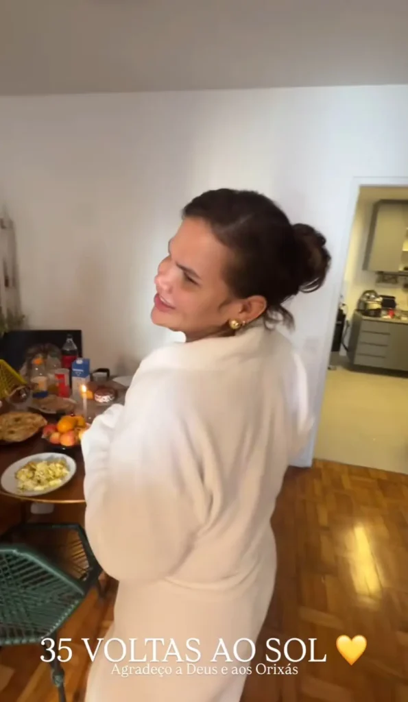 Solteira, Thais Carla dança de roupão ao ganhar surpresa no aniversário de 35 anos 3 Thais Carla de roupão branco dançando.
