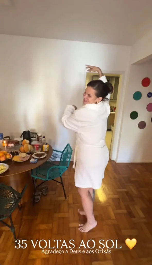 Solteira, Thais Carla dança de roupão ao ganhar surpresa no aniversário de 35 anos 4 Thais Carla de roupão branco dançando.