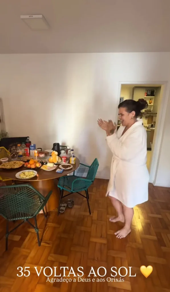 Solteira, Thais Carla dança de roupão ao ganhar surpresa no aniversário de 35 anos 6 Thais Carla de roupão branco dançando.