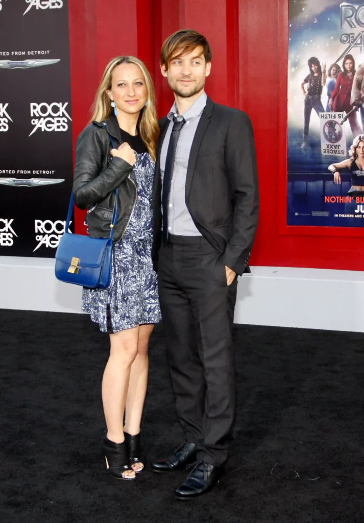 Tobey Maguire casa a ex-mulher com herdeiro bilionário; entenda 1 Tobey Maguire e Jennifer Meyer posam juntos na pré-estreia de Rock of Ages, com cartazes do filme ao fundo