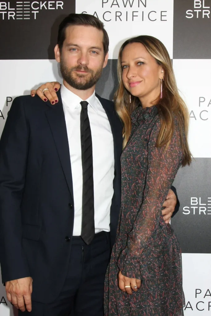 Tobey Maguire casa a ex-mulher com herdeiro bilionário; entenda 2 Tobey Maguire e Jennifer Meyer aparecem abraçados durante evento de divulgação do filme Pawn Sacrifice
