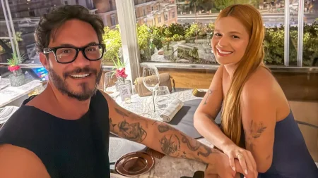 Viih Tube e Eliezer aparecem sorrindo e de mãos dadas durante um jantar.