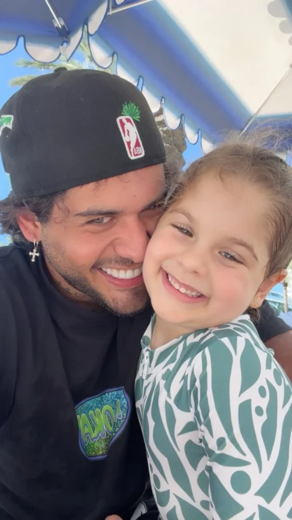 Zé Felipe posta foto com Maria Flor na praia em Miami.