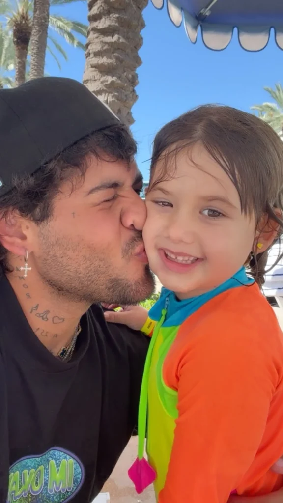 Zé Felipe posta foto beijando o rosto de Maria Alice na praia em Miami.