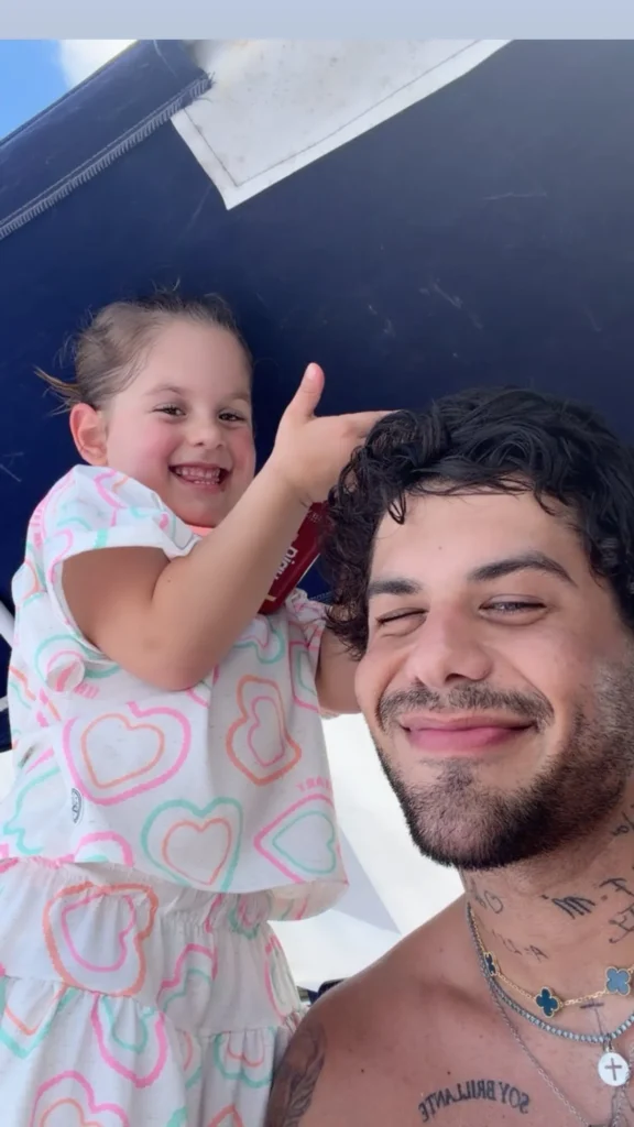 Zé Felipe aparece com Maria Flor na praia em Miami.