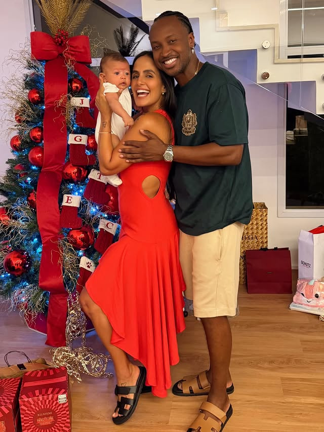 Virginia Fonseca, Ludmilla e Mariah Carey: 9 momentos do Natal de 2025 4 Carol Peixinho e Thiaguinho posam sorridentes ao lado do filho Bento em frente a uma árvore de Natal decorada, durante a primeira celebração natalina da família.