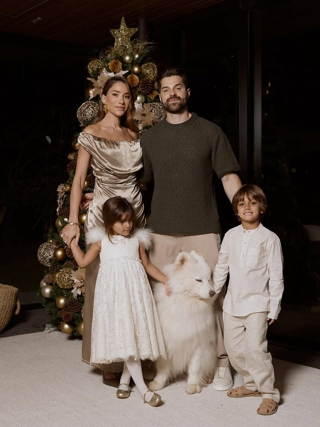 Virginia Fonseca, Ludmilla e Mariah Carey: 9 momentos do Natal de 2025 6 Alok e Romana Novais posam ao lado dos filhos Ravi e Raika em frente a uma árvore de Natal decorada em tons neutros, durante celebração em família.