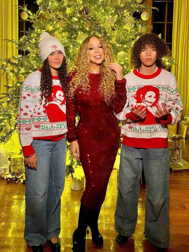 Virginia Fonseca, Ludmilla e Mariah Carey: 9 momentos do Natal de 2025 7 Mariah Carey posa ao lado dos filhos Monroe e Moroccan em frente a uma árvore de Natal iluminada, usando looks temáticos durante celebração natalina em família.