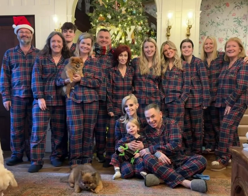 Virginia Fonseca, Ludmilla e Mariah Carey: 9 momentos do Natal de 2025 9 Sharon Osbourne posa ao lado de familiares em frente a uma árvore de Natal, todos usando pijamas combinando, durante a primeira celebração natalina sem Ozzy Osbourne.