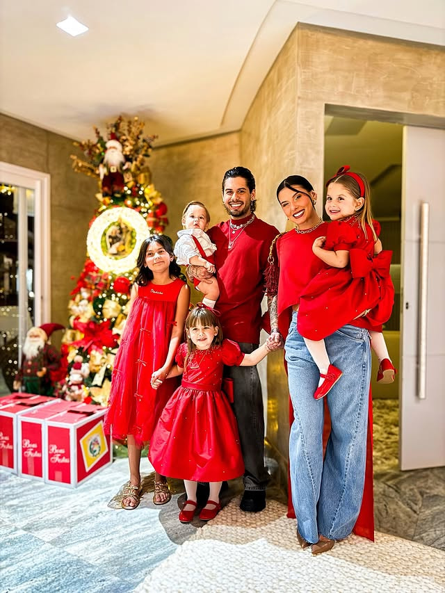 Virginia Fonseca, Ludmilla e Mariah Carey: 9 momentos do Natal de 2025 2 Zé Felipe posa ao lado de Ana Castela e dos filhos em frente a uma decoração de Natal com árvore iluminada e presentes, durante celebração em família.