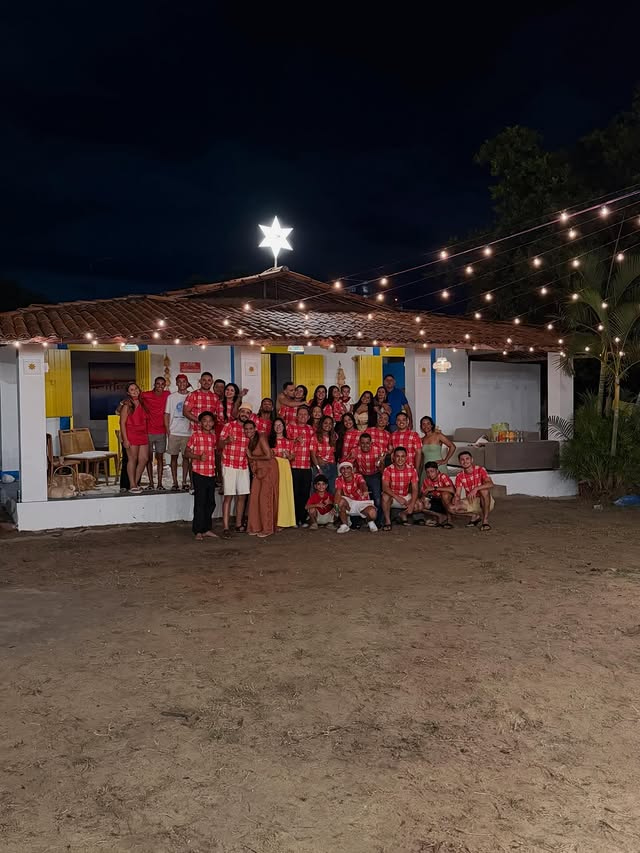 Virginia Fonseca, Ludmilla e Mariah Carey: 9 momentos do Natal de 2025 3 João Gomes posa ao lado de Ary Mirelle, familiares e amigos em frente a uma casa decorada com luzes natalinas, durante confraternização de Natal ao ar livre.