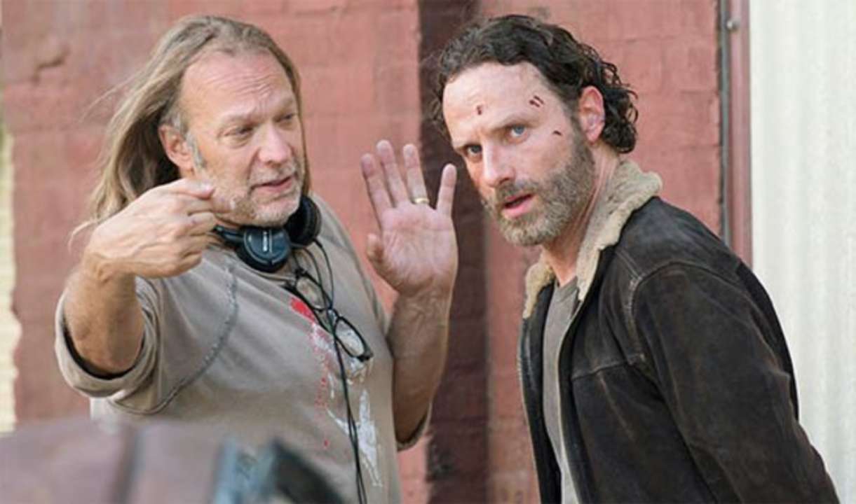 Greg Nicotero dirige Andrew Lincoln em cena de The Walking Dead