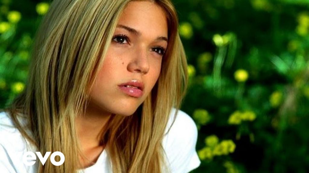 Mandy Moore em imagem de seu videoclipe de 2000
