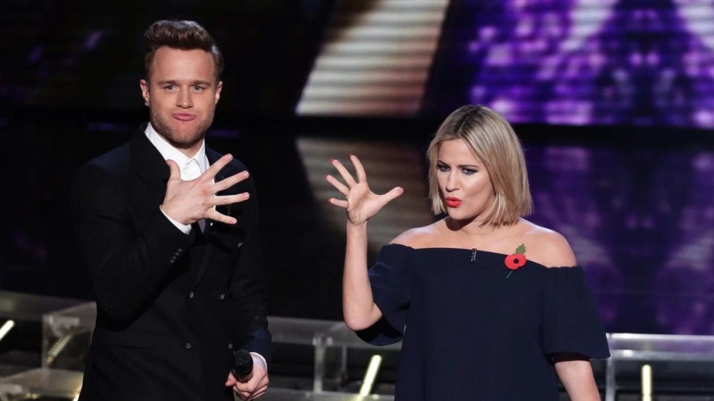 Olly Murs e Caroline Flack durante apresentação do The X Factor em 2015