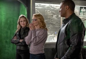 Sara, Felicity e Diggle em Arrow