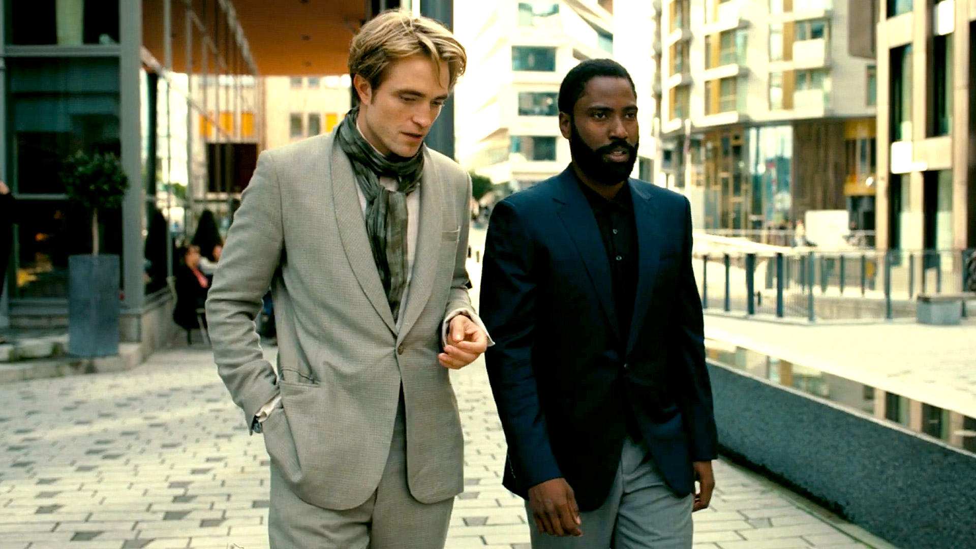 Robert Pattinson e David Washington em Tenet