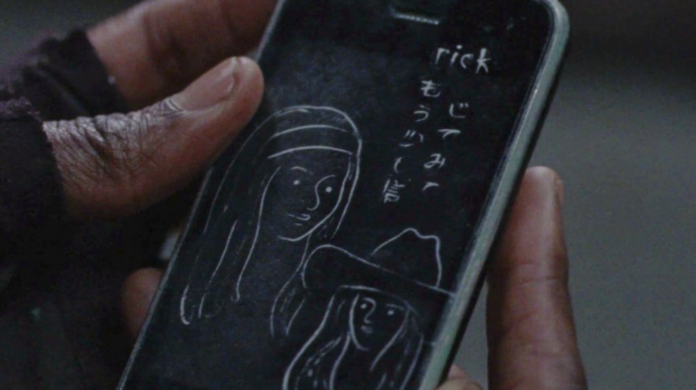 Michonne encontra celular com desenho dela e de Judith em The Walking Dead 