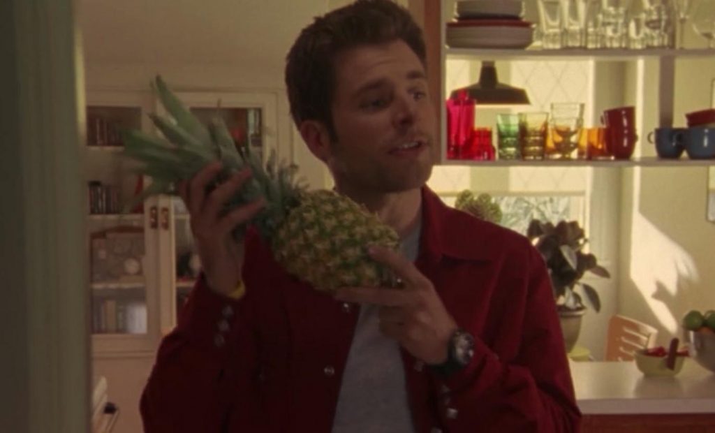 Shawn com um abacaxi em cena do piloto de Psych