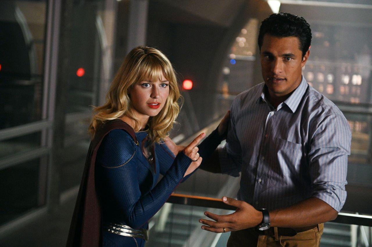 Melissa Benoist e Staz Nair como Supergirl e William em Supergirl